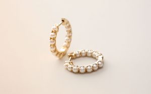 Pearl hoop earrings in yellow gold
