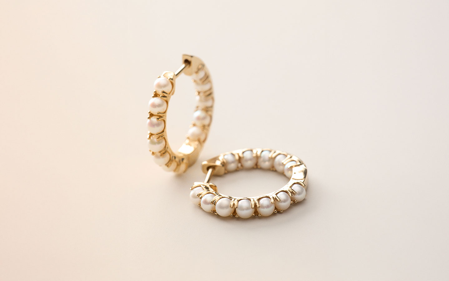 Pearl hoop earrings in yellow gold