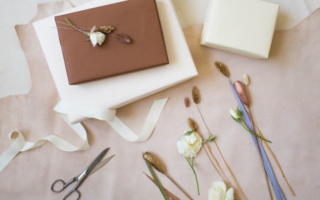 Aggregate 175+ engagement gift wrapping ideas latest