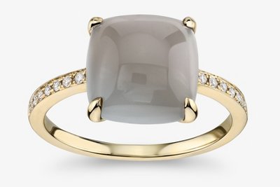 Moonstone ring in yellow gold 