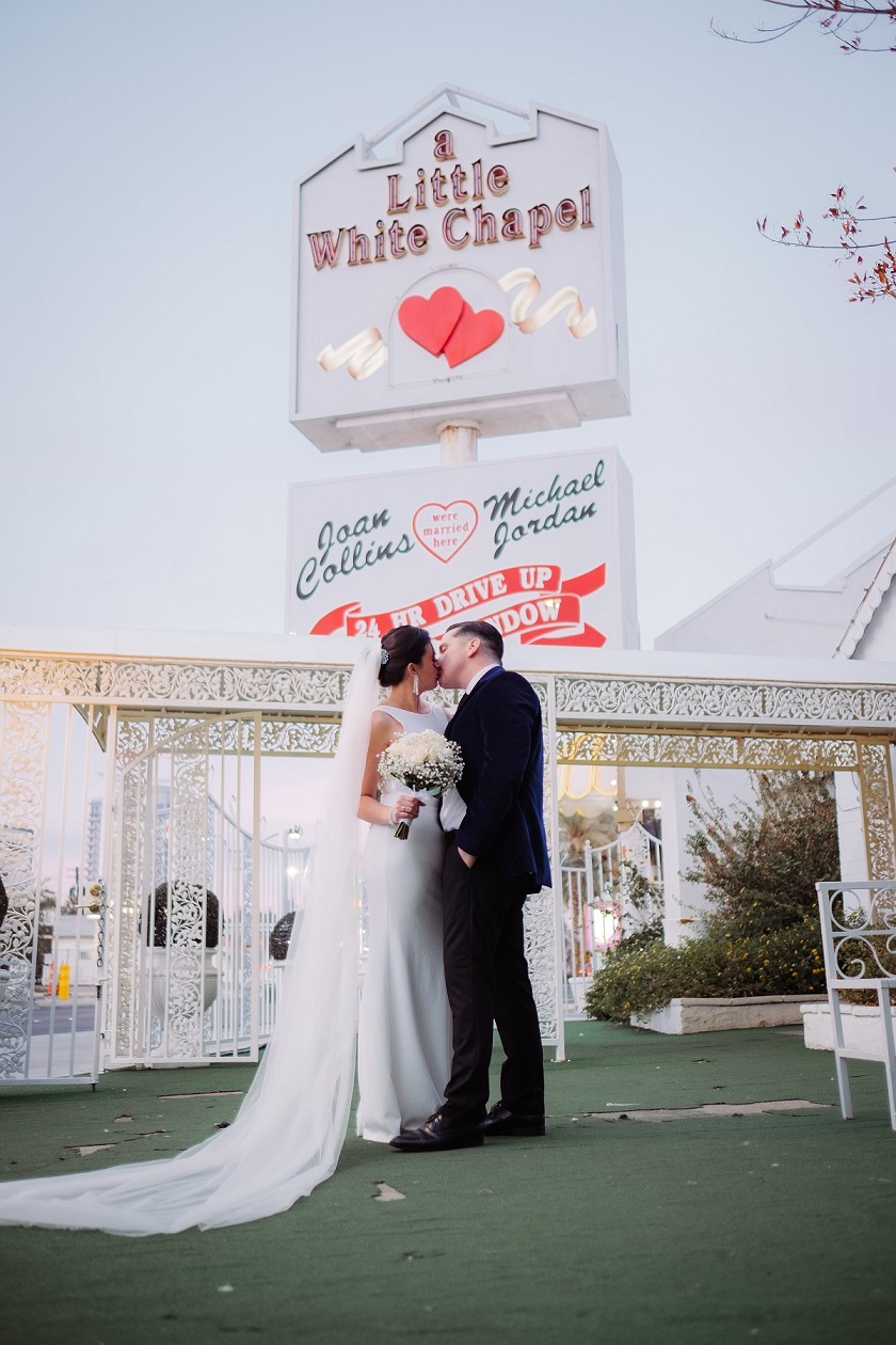 Couple eloping in Las Vegas at a wedding chapel