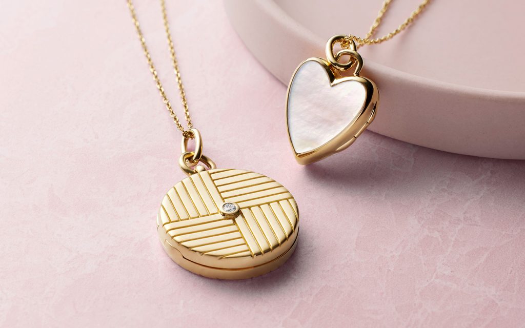 Round and heart-shaped lockets in gold.