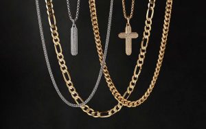 Men’s necklaces in yellow and white gold.