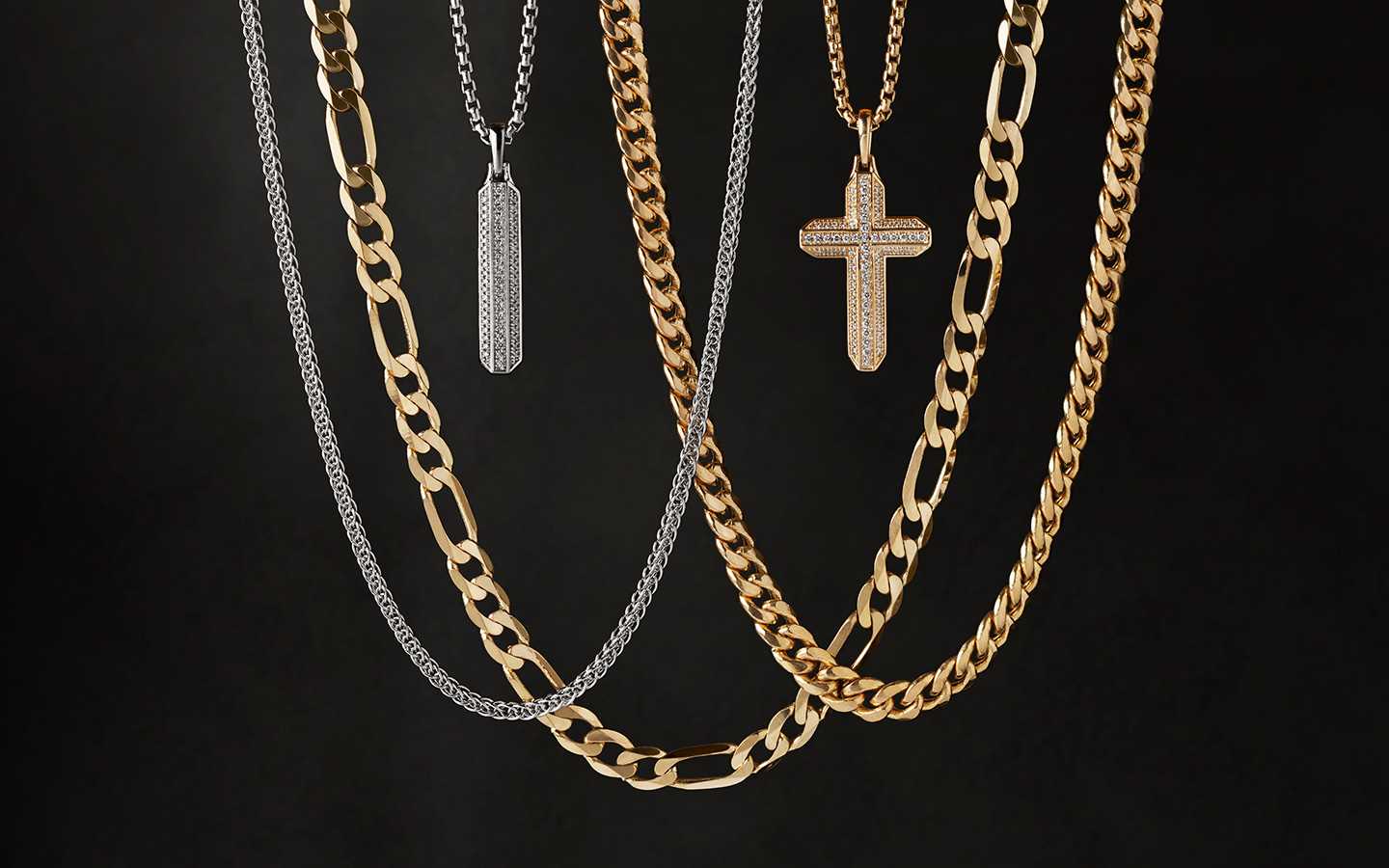 Men’s necklaces in yellow and white gold.