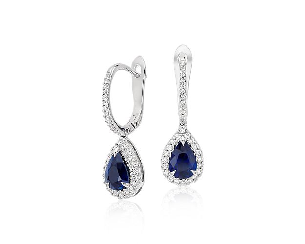 Dangling diamond and sapphire earrings in white gold. 