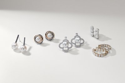 5 pairs of pearl earrings 